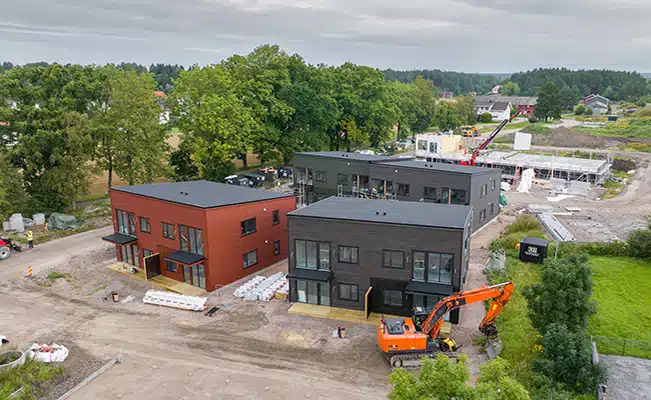 Dronebilde av feltutbygging / nye nybygg i et nytt boligområde.