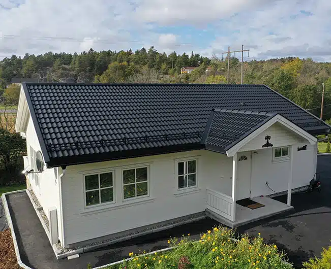 Et hvitt hus som har vært gjennom restaurering.